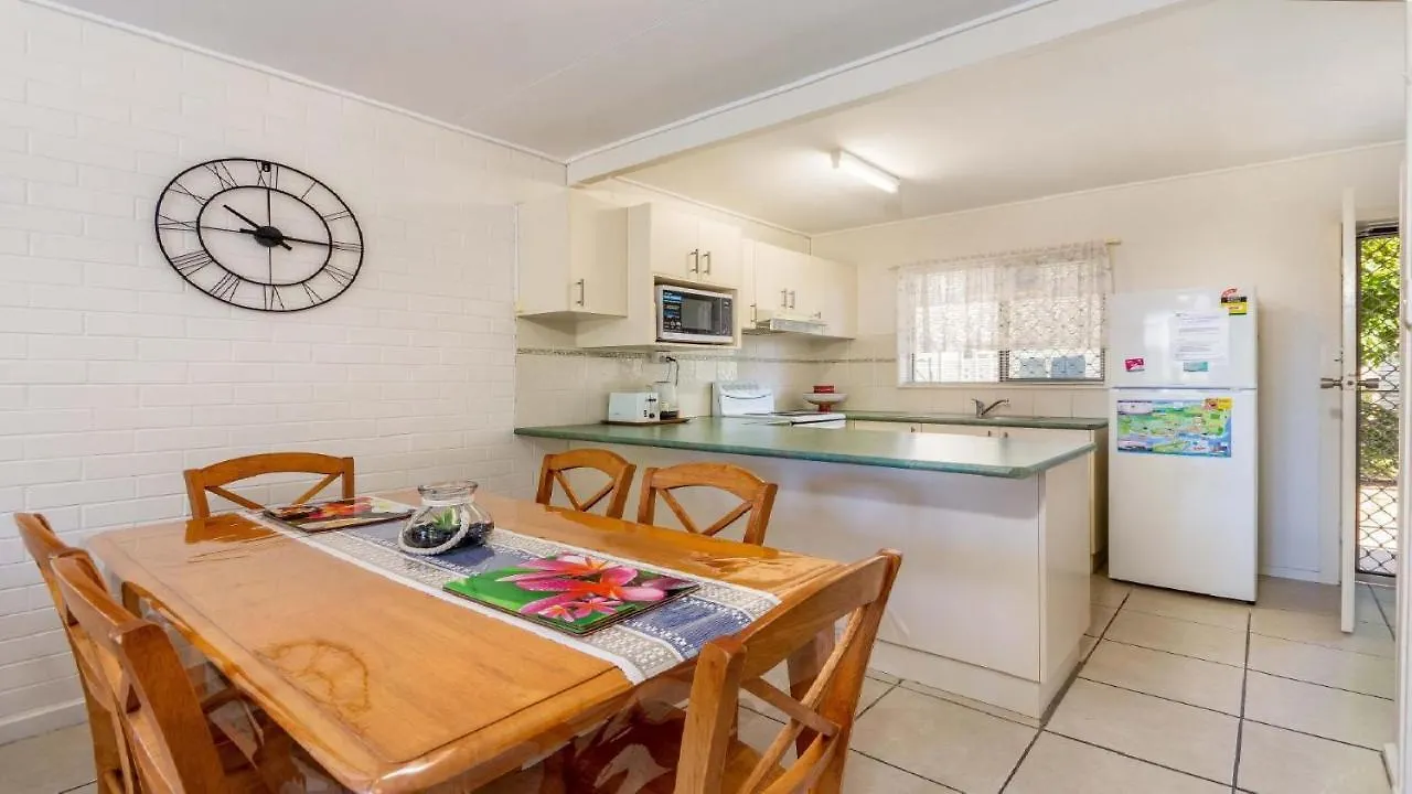 Comfy Ground Floor Unit Opposite Waterfront! Welsby Pde, Bongaree 빌라